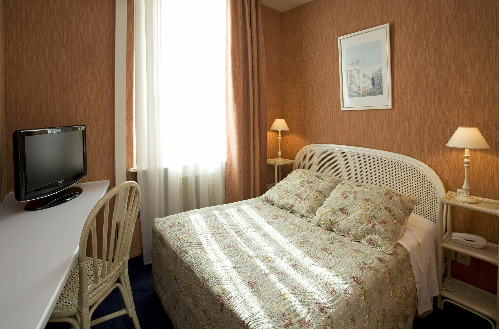 Hotel L'Olivier - Piscine & Parking Канни Екстер'єр фото