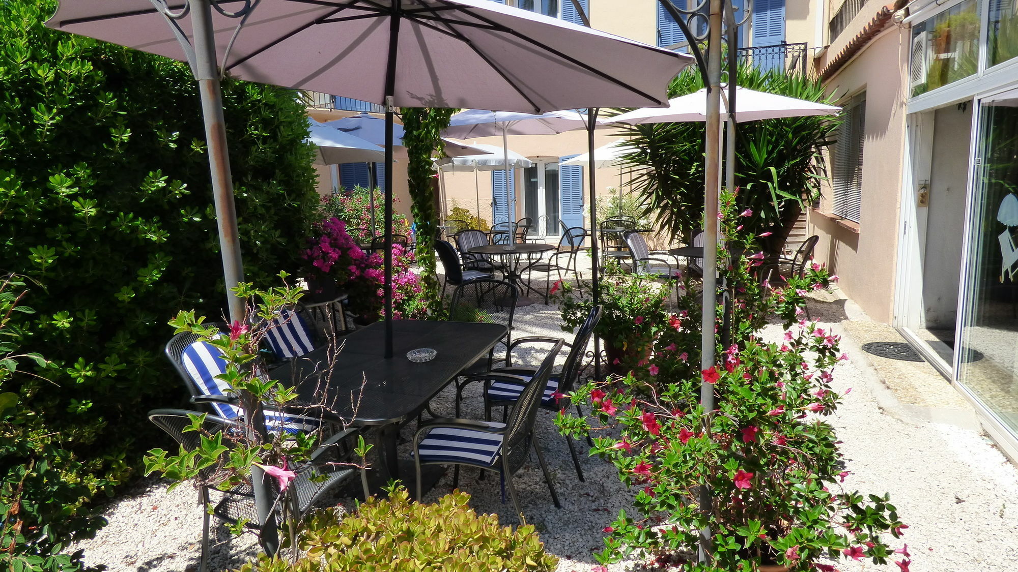 Hotel L'Olivier - Piscine & Parking Канни Екстер'єр фото